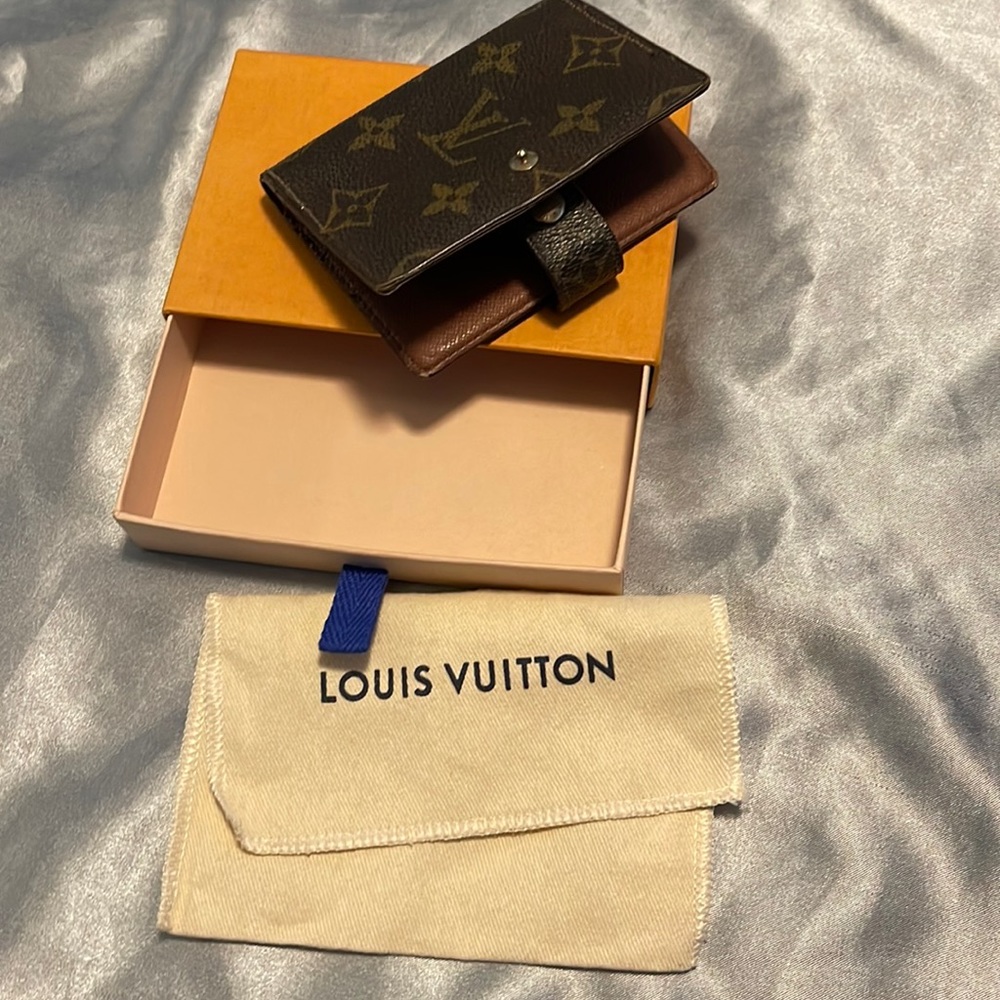 Card holding Louis Vuitton